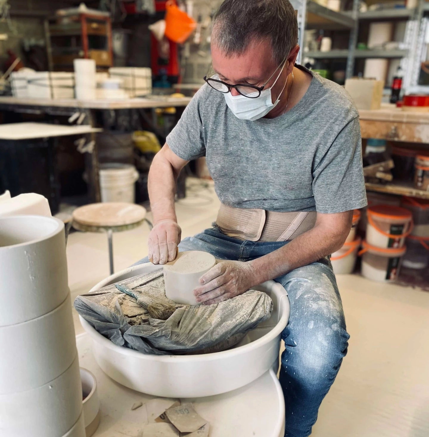Notre céramiste artisan ponce les récipients en céramique avant de les émailler, pour ensuite les mettre dans le four à haute température.